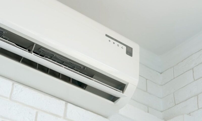 uključen klima uređaj na zidu
