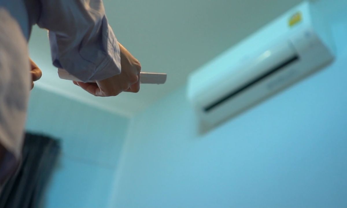 čovek pali klima uređaj